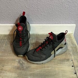 Nike Air Hurache Must Have Boys Black/Grey  - Size 5.5Y